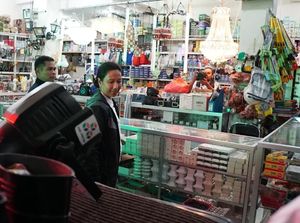 Rini Blusukan di Papua, Semen dari Rp 2 Juta Kini Rp 500 Ribu/Sak