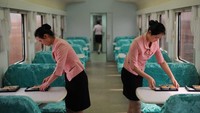 Inilah dua pramugari kereta yang menyajikan makanan untuk wartawan selama perjalanan antara Pyongyang dan Provinsi Phyongan Utara di pantai barat(AFP)