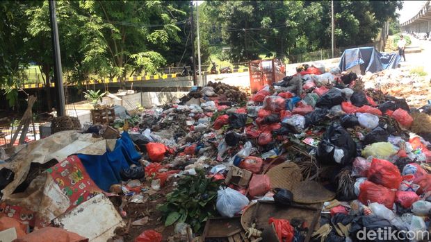 Sampah Menumpuk di Pinggir Jalan Kalimalang