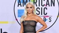 Bebe Rexha terlihat percaya diri dengan menampilkan lekuk tubuhnya dalam gaun hitam ketatnya itu. Neilson Barnard/Getty Images/detikFoto.