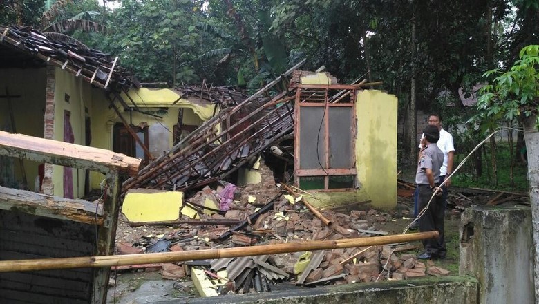 Nenek Lasiem Tewas saat Rumahnya Mendadak Roboh Nenek Lasiem Tewas saat Rumahnya Mendadak Roboh