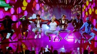 Penampilan epic dan keren dari boyband BTS membuat suasana semakin panas, bahkan Ansel Elgort mengabadikan penampilan pelantun DNA itu dengan ponselnya. Kevin Winter/Getty Images/detikFoto.