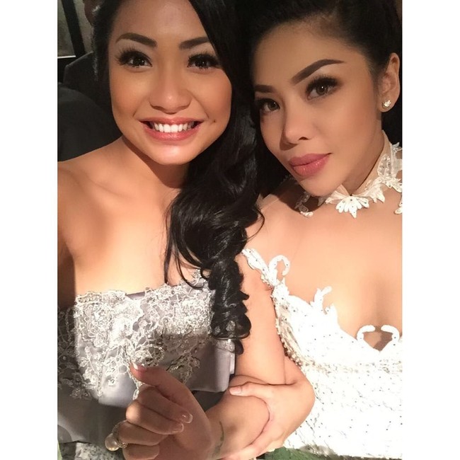 Dwina berpose bersama salah seorang sahabatnya di hari pernikahannya. Foto: Dok. Instagram Jovitawidjaja