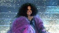 Diana Ross tampil prima kala membawakan beberapa hitsnya di atas panggung. Kevin Winter/Getty Images/detikFoto.