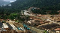 Pembangunan Bendungan Bintang Bano terbagi menjadi 2 kontrak yang ditandatangani pada bulan November 2015. Kontrak pertama untuk pembangunan bendungan utama dengan nilai kontrak Rp 667,7 milyar yang dikerjakan oleh kontraktor PT. Brantas Abipraya-Bahagia Bangunnusa (KSO) dan kontrak kedua untuk pembangunan spillway bendungan senilai Rp 209 milyar dengan kontraktor PT. Hutama Karya (Persero). Pool/PUPR.