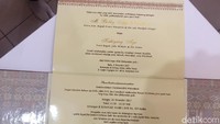 Beda dengan undangan acara adat, undangan resepsi Kahiyang-Bobby menggunakan Bahasa Indonesia