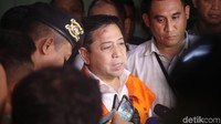 Pada 19 November 2017 malam, Novanto dibawa ke KPK. Dia kemudian langsung ditahan di rutan KPK. (Foto: Grandyos Zafna/detikcom)