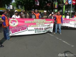 Sopir Angkot di Kota Probolinggo Demo Tolak Gojek