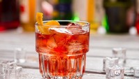 Nah sebelum makan siang, Ratu Elizabeth gemar menyesap gin dan Dubonnet dengan lembaran lemon dan banyak es. Foto: Istimewa
