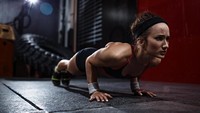 Push up menjadi sulit untuk dilakukan bagi wanita yang memiliki payudara besar. Sebab, ketika push up, beban berlebih pada dada akan membuat bahu dan punggung menderita dan menjadi tegang. Foto: Thinkstock