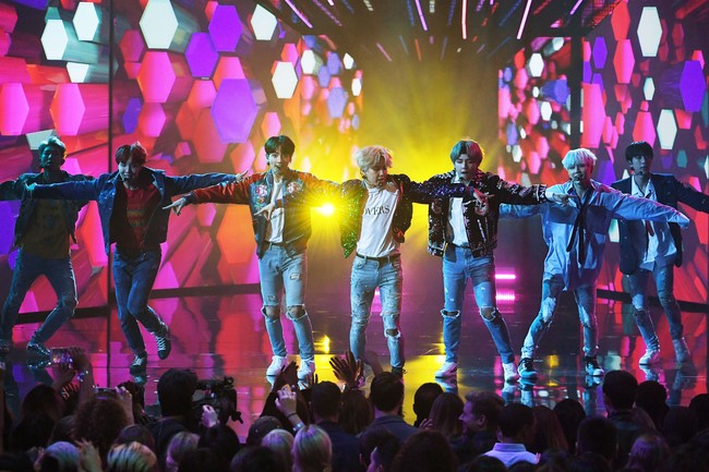 Untuk pertama kalinya dalam sejarah, boyband yang memiliki nama Korea Bangtan Sonyeondan ini menggunjang panggung American Music Awards 2017. Foto: Getty Images