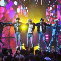 Untuk pertama kalinya dalam sejarah, boyband yang memiliki nama Korea Bangtan Sonyeondan ini menggunjang panggung American Music Awards 2017. Foto: Getty Images