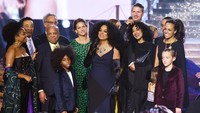 Ia pun berhasil membawa pulang piala Lifetime Achievement Award serta memboyong seluruh keluarganya di atas panggung. Kevin Winter/Getty Images/detikFoto.