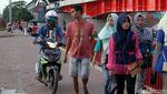 Pemotor Rebut Hak Pejalan Kaki di Jembatan Ampera