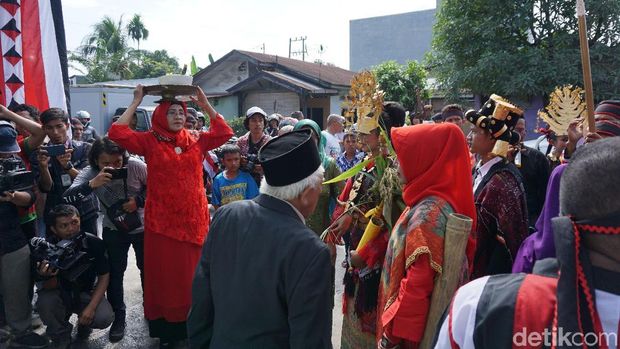 Simulasi prosesi 'Tapian Raya Bangunan' / 