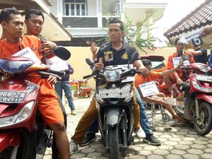 Rekonstruksi Perampokan Biadab, Istri Korban Kejar Para Tersangka