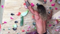 Terlihat Jason Momoa berusaha keras bagaimana ia memijakkan kaki dan menguatkan tangannya meraih rongga atau celah batu. Foto: Instagram @prideofgypsies
