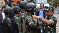 Panglima TNI Jenderal TNI Gatot Nurmantyo saat memberikan penghargaan kepada 63 prajurit TNI yang tergabung dalam Satgas Pembebasan Sandera atas keberhasilannya membebaskan 347 warga masyarakat yang disandera oleh Kelompok Kriminal Bersenjata (KKB) di Papua. Dok. Puspen TNI.