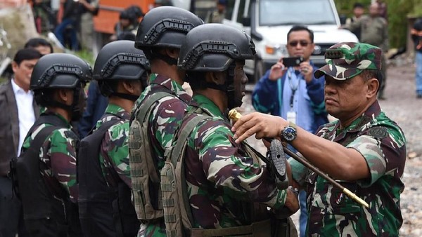 Jenderal Gatot Beri Penghargaan Prajurit TNI yang Bebaskan Sandera di Papua
