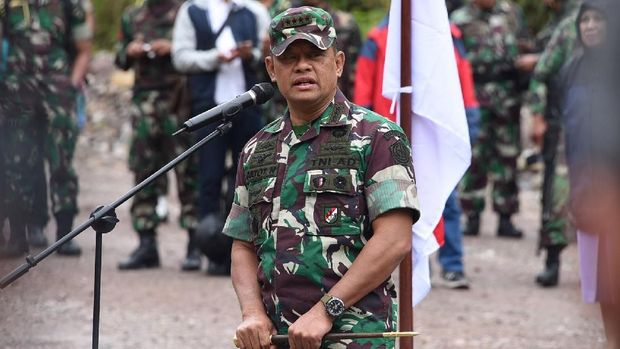 Panglima TNI Jenderal TNI Gatot Nurmantyo memberikan apresiasi berupa penghargaan kepada sejumlah prajurit TNI yang berhasil bebaskan sandera di Papua.