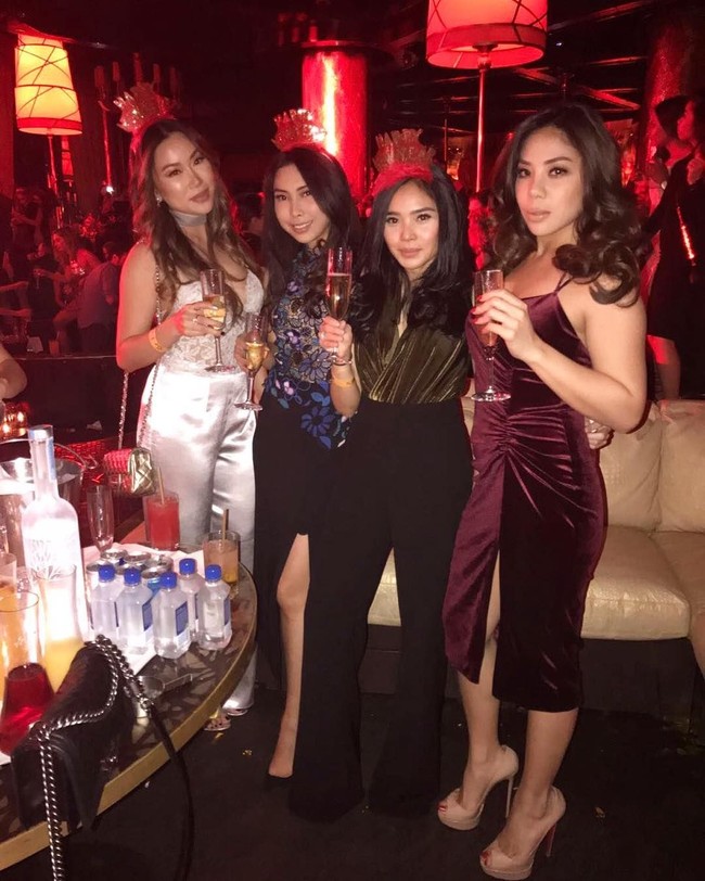 Dwina Michaella yang merupakan anak kedua dari Setya Novanto kerap berpergian ke luar negeri. Seperti di foto ini Dwina yang mengenakan dress berbahan velvet tampak merayakan malam pergantian tahun 2016 di Amerika Serikat. Foto: Dok. Instagram, Facebook