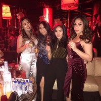 Dwina Michaella yang merupakan anak kedua dari Setya Novanto kerap berpergian ke luar negeri. Seperti di foto ini Dwina yang mengenakan dress berbahan velvet tampak merayakan malam pergantian tahun 2016 di Amerika Serikat. Foto: Dok. Instagram, Facebook