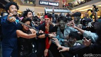 Aksi mereka menjadi sajian yang menarik bagi para pengunjung mall tersebut. Pool/Ismail/detikFoto.
