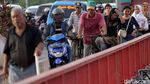 Pemotor Rebut Hak Pejalan Kaki di Jembatan Ampera