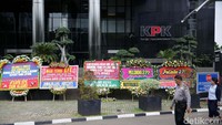 Karangan bunga ini dikirimkan oleh sejumlah kalangan.