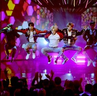 BTS tampil memukau dengan membawakan lagu andalan mereka yang bertajuk DNA. Army (sebutan fans BTS) histeris melihat penampilan keren mereka. Foto: Getty Images