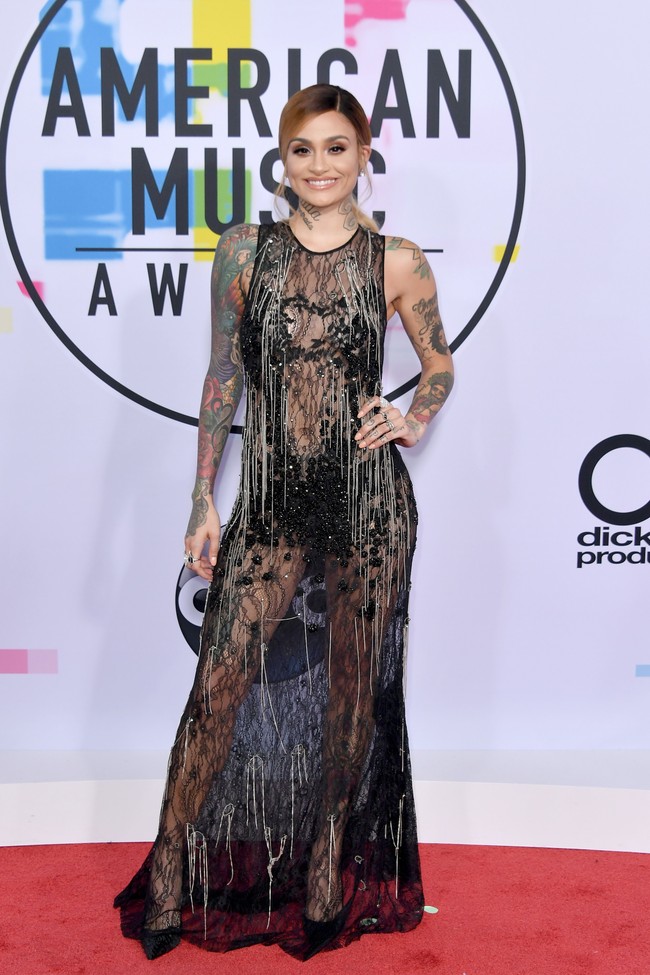 Begitu banyak detail pada gaun sheer Kehlani, mulai dari brokat, embroidery, payet sampai juntaian rantai membuat gaun ini terlihat berlebihan untuk berusaha tampil seksi. Foto: Dok. Getty Images