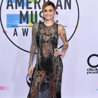 Begitu banyak detail pada gaun sheer Kehlani, mulai dari brokat, embroidery, payet sampai juntaian rantai membuat gaun ini terlihat berlebihan untuk berusaha tampil seksi. Foto: Dok. Getty Images