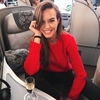 Meski penerbangan ditempuh selama berjam-jam ke Shanghai, China, namun Josephine Skriver tampak happy. i just can’t stop smiling ? too excited for the #vsfashionshow, begitu keterangan fotonya. Foto: Instagram