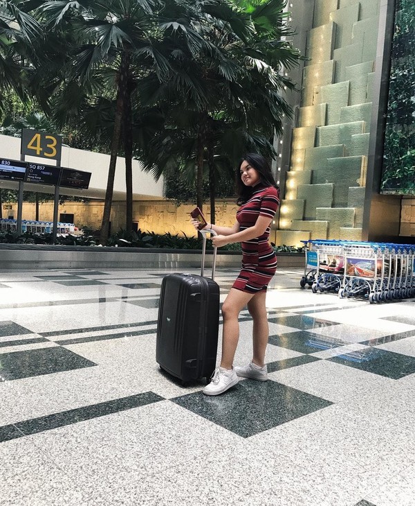 Gaya travelingnya pun simple namun trendy. Lihat saja fotonya saat di Changi Airport, Singapura dengan dress dan koper hitam sederhana ini (Instagram/shafaharris) Gaya travelingnya pun simple namun trendy. Lihat saja fotonya saat di Changi Airport, Singapura dengan dress dan koper hitam sederhana ini (Instagram/shafaharris)