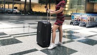 Gaya travelingnya pun simple namun trendy. Lihat saja fotonya saat di Changi Airport, Singapura dengan dress dan koper hitam sederhana ini (Instagram/shafaharris)