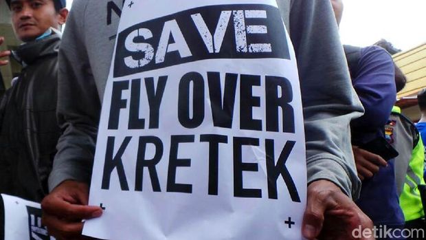 Warga demo menuntut flyover Kretek Brebes ditutup