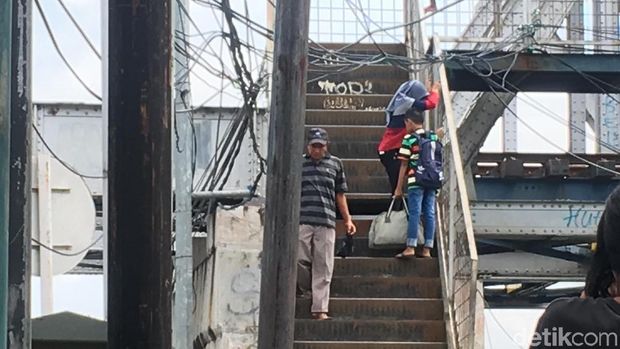 JPO Bolong di Kampung Bandan, Warga Harus Merayap saat Melintas
