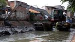 Penuh Lumpur, Begini Proses Normalisasi Kalimati