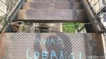 Awas Lubang! Begini Aksi Warga Merayap di JPO Kampung Bandan