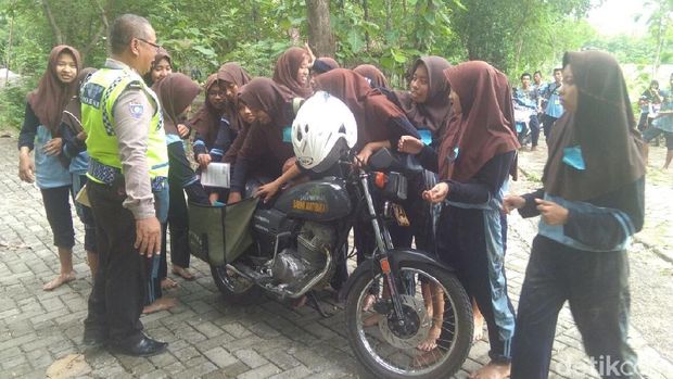 Aiptu Zainal Arifin juga membawa buku-buku/