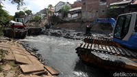 Pengerukan di Kalimati Grogol ini dilakukan untuk mencegah luapan air di saat musim hujan.