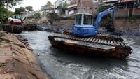 Dua alat berat dikerahkan dalam proses pengerukan ini.