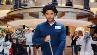 Ario Bayu menjadi seorang cleaning service di sebuah mall di kawasan Tebet, Jakarta Selatan pada akhir pekan lalu. Pool/Ismail/detikFoto.