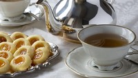 Mengawali hari, Ratu Elizabeth senang menyesap teh Earl Grey tanpa susu atau gula. Pendampingnya beberapa keping biskuit. Foto: Istimewa