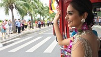 Saat di Sanya, Manushi juga diketahui sangat menyukai China. Ia pun sempat menyapa masyarakat Sanya dari dalam kendaraan (@manushi_chhillar/Instagram)