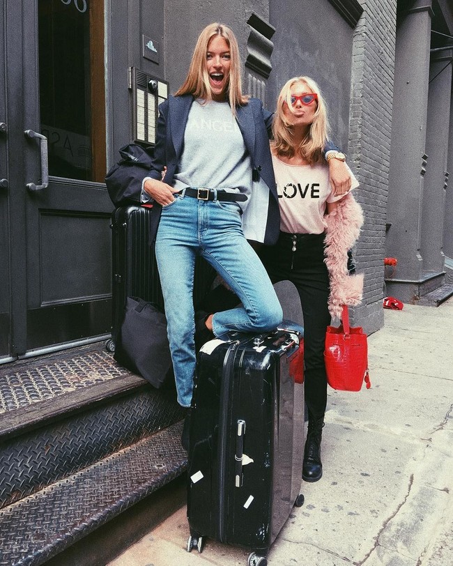 Berpose bersama Martha Hunt, model Elsa Hosk tampil menarik dengan baju pink. Duo model ini hits banget ya sebelum terbang ke Shanghai. Foto: Instagram