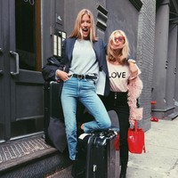 Berpose bersama Martha Hunt, model Elsa Hosk tampil menarik dengan baju pink. Duo model ini hits banget ya sebelum terbang ke Shanghai. Foto: Instagram