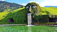 Foto: Beralih ke Austria, ada air mancur yang mengalir di Swarovskis Crystal Worlds. Bagian atas air mancur bentuknya seperti kepala dengan 2 kristal besar sebagai matanya (Costel Slincu/CNN)