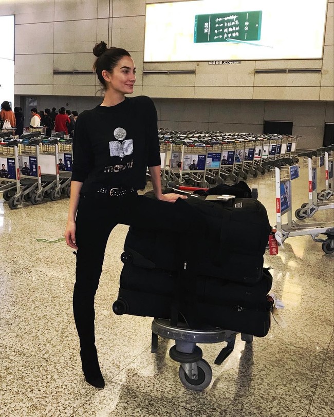 Touchdown Shanghai #VsFashionShow, tulis Lily Aldridge di Instagramnya sambil pamer foto kecenya di bandara China. Foto: Instagram