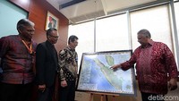 Dirut PLN Sofyan Basir (kanan) berbincang dengan Head of Sales & Marketing Siemens Indonesia Krisman Sihombing (kiri), Dirut Cogindo Daya Bersama Tri Tjahjonoputro (kedua kiri), Managing Director Bagus Karya Henry Kurli (ketiga kiri) dan Sole Director AECOM Indonesia Setiaji Hadiprayitno (keempat kiri) seusai penandatanganan kerjasama di Jakarta, Senin (20/11).